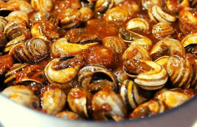 Comidas elaboradas con productos frescos de origen local y próximo. Provienen de las comarcas catalanas del Ebro, Bajo Maestrazgo de Castellón y de la lonja de pescado y mariscos en Sant Carles de la Ràpita. Ingredientes únicamente de alta calidad.