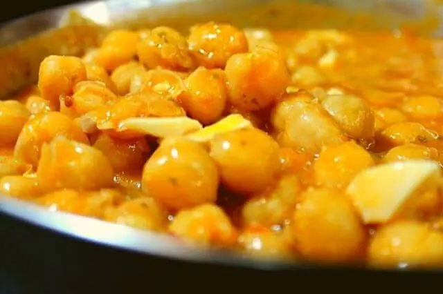 Cocinamos cada día como tú lo harías en casa para tu familia y amigos, recetas tradicionales y sin aditivos ni conservantes.