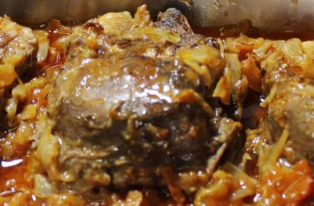 Carrilleras de cerdo con cebolla y tomate