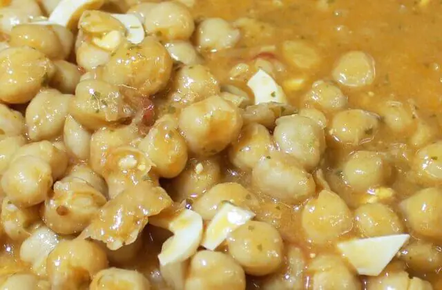 Garbanzos con salsa