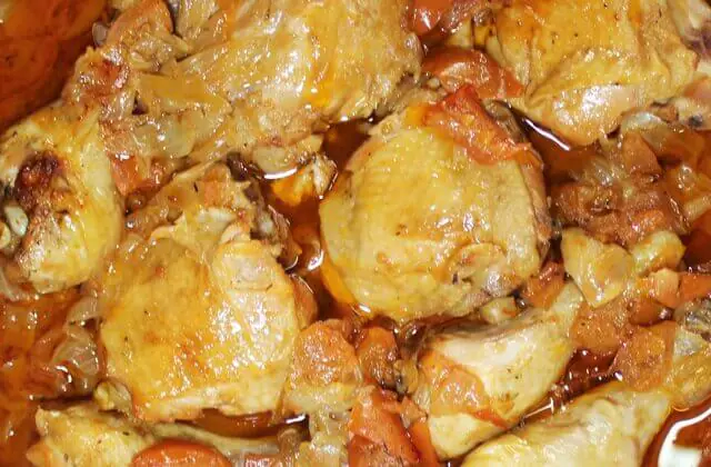 Pollo a la cazuela con cebolla y tomate